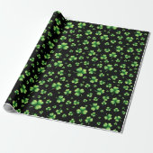 St. Patrick’s Day Wasserfarbe Shamrock auf Schwarz Geschenkpapier (Ungerollt)
