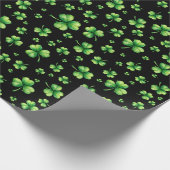 St. Patrick’s Day Wasserfarbe Shamrock auf Schwarz Geschenkpapier (Ecke)