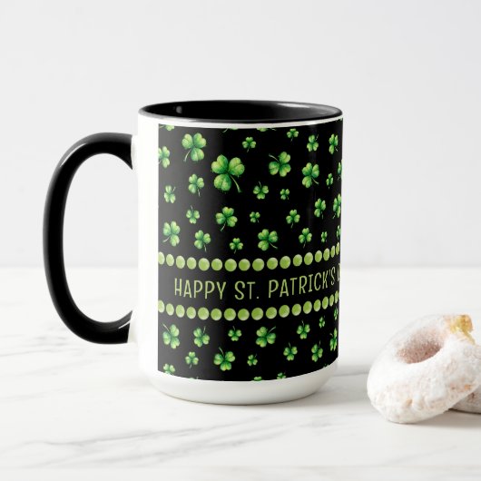 St. Patrick’s Day Wasserfarbe-Shamrock auf Schwarz Tasse (Mit Donut)