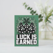 St. Patrick’s Day Würfel Kleeblatt Karte (Stehend Vorderseite)