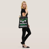 St. Patrick Schabernack mit Gnomies Gnome Tasche (Am Model)