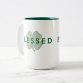 St Patrick Tag gesegnetes Kleeblatt Zweifarbige Tasse (Vorderseite Links)