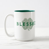 St Patrick Tag gesegnetes Kleeblatt Zweifarbige Tasse (Links)
