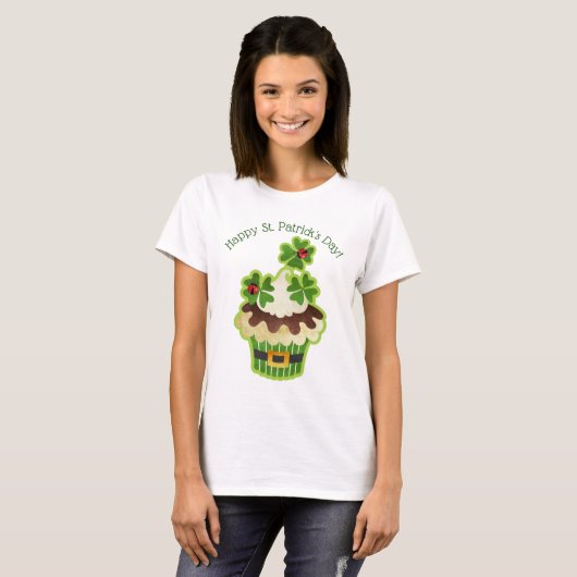 St Patrick Tageskleiner kuchen mit Klee und T-Shirt (Vorne ganz)