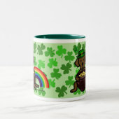 St Patrick Tagesschokolade Labrador Zweifarbige Tasse (Mittel)