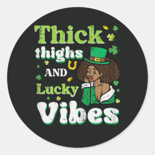 St Patricks Afro dicke Oberschenkel Glücksvibes Runder Aufkleber