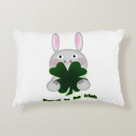 St. Patricks Bunny Proud zu irischem Kleeblatt Dekokissen