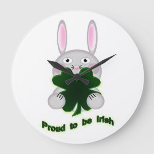 St. Patricks Bunny Proud zu irischem Kleeblatt Große Wanduhr