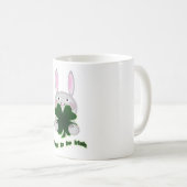 St. Patricks Bunny Proud zu irischem Kleeblatt Kaffeetasse (VorderseiteRechts)