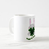 St. Patricks Bunny Proud zu irischem Kleeblatt Kaffeetasse (Vorderseite Links)