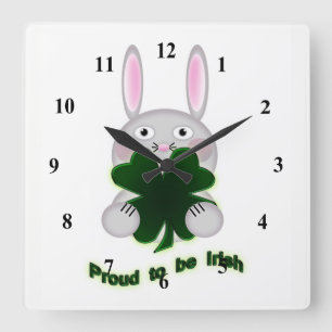 St Patricks Bunny Stolz zum irischen Kleeblatt Quadratische Wanduhr