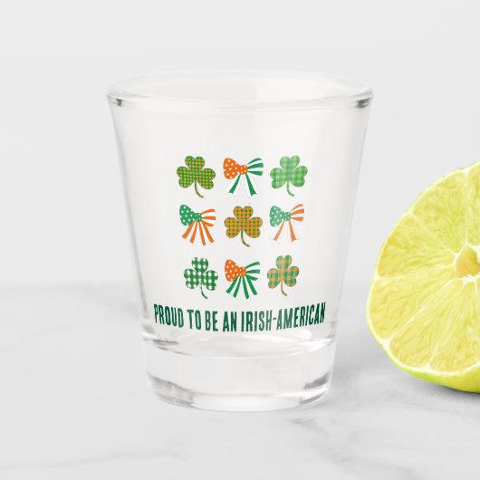 St Patricks Coquette Kleeblatt PROUD IRISH-AMERICA Schnapsglas (Vorderseite)