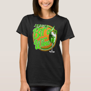 St Patrick's Day A Wee Bit O' Wine Funny Mama Frau T-Shirt