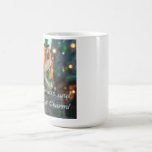St Patrick's Day Beauty sitzt auf einem Fass Kaffeetasse (Mittel)