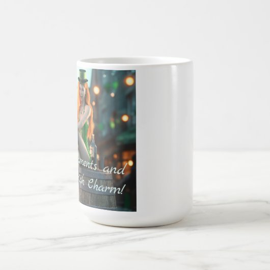 St Patrick's Day Beauty sitzt auf einem Fass Kaffeetasse (Mittel)