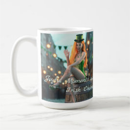 St Patrick's Day Beauty sitzt auf einem Fass Kaffeetasse