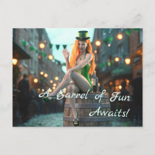 St Patrick's Day Beauty sitzt auf einem Fass Postkarte