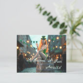 St Patrick's Day Beauty sitzt auf einem Fass Postkarte (Stehend Vorderseite)