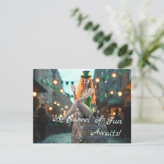 St Patrick's Day Beauty sitzt auf einem Fass Postkarte (Stehend Vorderseite)