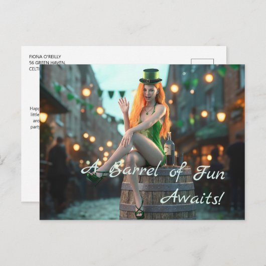 St Patrick's Day Beauty sitzt auf einem Fass Postkarte (Vorne/Hinten)