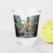 St Patrick's Day Beauty sitzt auf einem Fass Schnapsglas (Vorderseite)