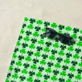 St. Patricks Day Bienen und Kleeblätter Strandtuch (Beispiel)