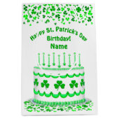 St Patrick's Day Birthday Cake Customizable Candle Mittlere Geschenktüte (Vorderseite)