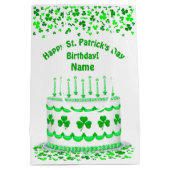 St Patrick's Day Birthday Cake Customizable Candle Mittlere Geschenktüte (Rückseite)