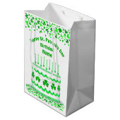 St Patrick's Day Birthday Cake Customizable Candle Mittlere Geschenktüte (Rückseite Schrägansicht)