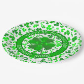St Patrick's Day Birthday Shamrocks Personalized Pappteller (Schrägansicht)
