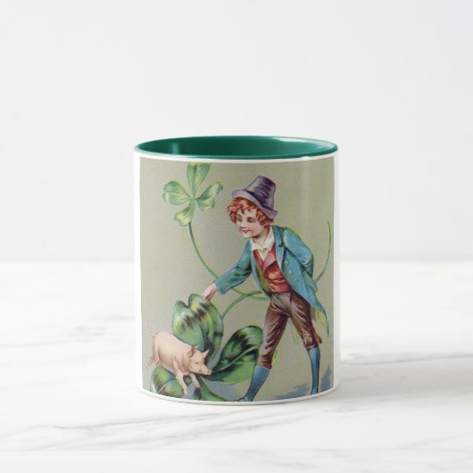 St. Patrick's Day Boy & Lucky Pig, Vintag Tasse (Zentrum)