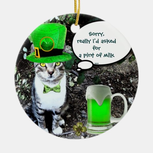 ST PATRICK'S DAY CAT WITH GREEN IRISH BEER KERAMIK ORNAMENT (Vorne)