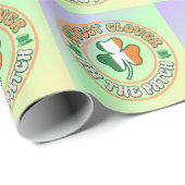 St. Patrick's Day Charm Niedliche Klee im Patch Geschenkpapier (Rolleneckpunkt)