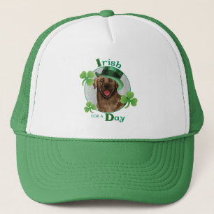 St. Patrick's Day Chocolate Labrador Truckerkappe