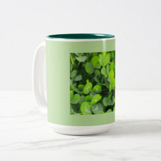 St. Patrick's Day Clover Zweifarbige Tasse (Vorderseite Links)