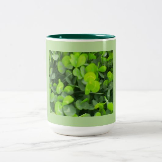 St. Patrick's Day Clover Zweifarbige Tasse (Mittel)