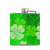 St. Patricks Day Clovers and Hearts Flachmann (Rückseite)