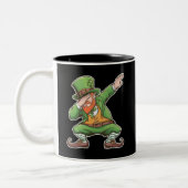 St Patricks Day Dab Dabbing Leprechaun Green Zweifarbige Tasse (Links)