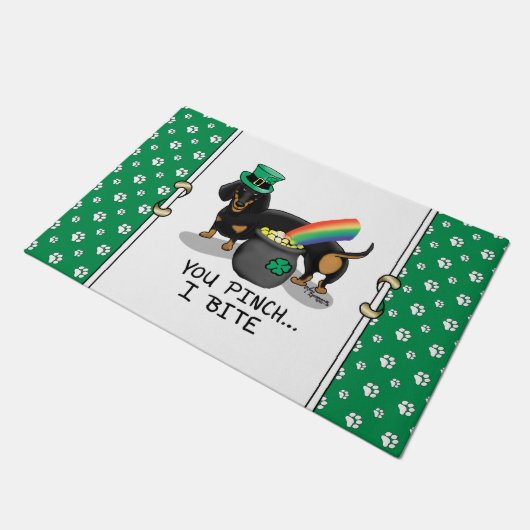 St. Patrick's Day Dackel (schwarz & tan) Fußmatte (Schrägansicht)