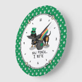 St. Patrick's Day Dackel (schwarz & tan) Große Wanduhr (Winkel)