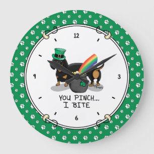 St. Patrick's Day Dackel (schwarz & tan) Große Wanduhr