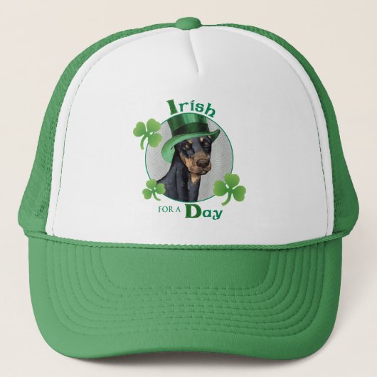 St. Patrick's Day Doberman Pinscher Truckerkappe (Vorderseite)