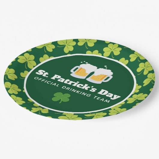 St. Patrick's Day Drinking Team Clover Pattern Pappteller (Schrägansicht)