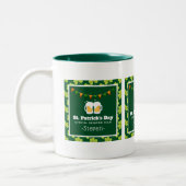 St. Patrick's Day Drinking Team Clover Pattern Zweifarbige Tasse (Links)