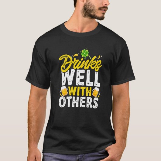 St Patricks Day - Drinks Well With Others Premium T-Shirt (Vorderseite)