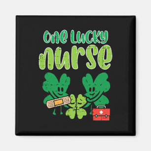 St Patricks Day Ein Glückspfleger Shamrocks Scrub  Magnet