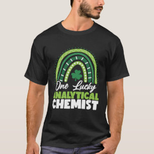 St Patricks Day Ein Glückspilz analytischer Chemik T-Shirt