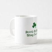 St. Patrick's Day, Funny Text Bleibe Lucky Kaffeetasse (Vorderseite Links)