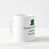 St. Patrick's Day, Funny Text Leprechaun Juice Kaffeetasse (Vorderseite Links)