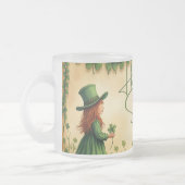St. Patrick's Day Girl mit Kleeblättern Mattglastasse (Links)